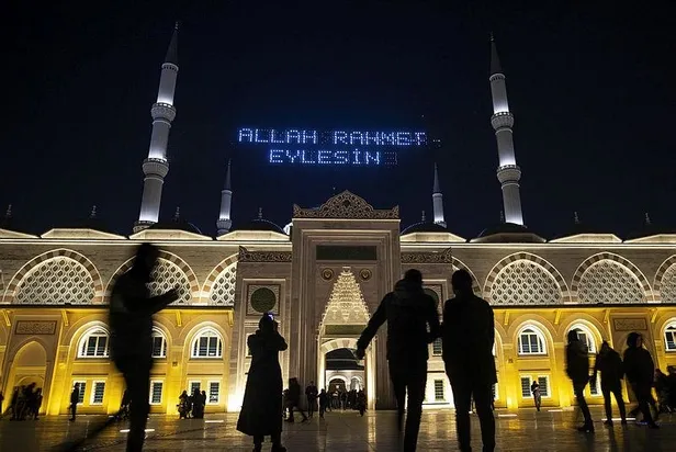 mirac-kandilinde-eller-semaya-depremzedeler-icin-acildi-1676664093474.jpeg Deprem bölgesinde Miraç Kandili! Çadır mescitlerde eller semaya açıldı-4