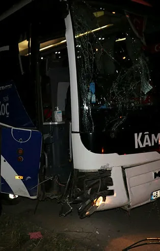 Afyonkarahisar'da yürekleri ağza getiren kaza! Refüje çarparak durabildi