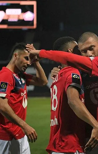 Milli futbolcularımız Burak Yılmaz, Yusuf Yazıcı ve Zeki Çelik'in forma giydiği Lille Fransa'da şampiyon oldu!
