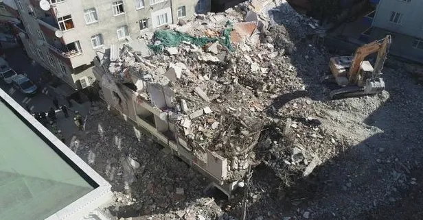 Küçükçekmece'de yıkımı yapılan bina çöktü!