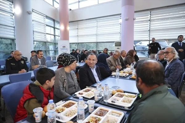 bakanlar-ilk-iftarini-depremzedelerle-birlikte-acti-1679603241531.jpg