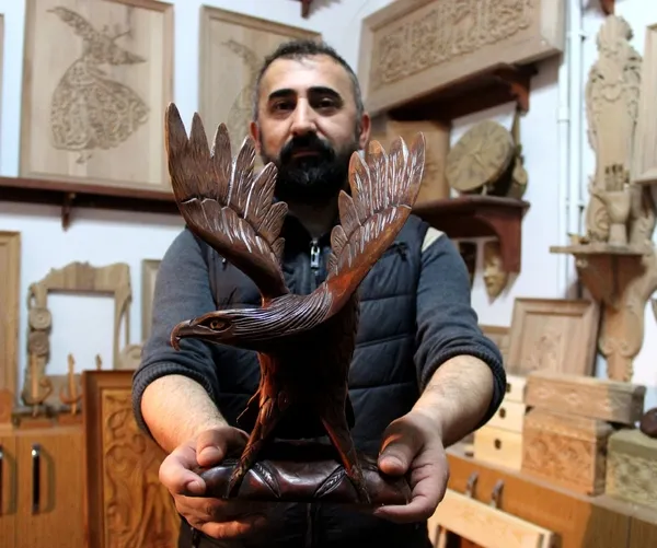 turkiyede-sayili-ustalardan-igneyle-ahsabi-oyup-sekil-veriyor-teknolojik-alet-kullanmiyor-1644225576548.jpg Türkiye'de sayılı ustalardan! İğneyle ahşabı oyup şekil veriyor: Teknolojik alet kullanmıyor-5