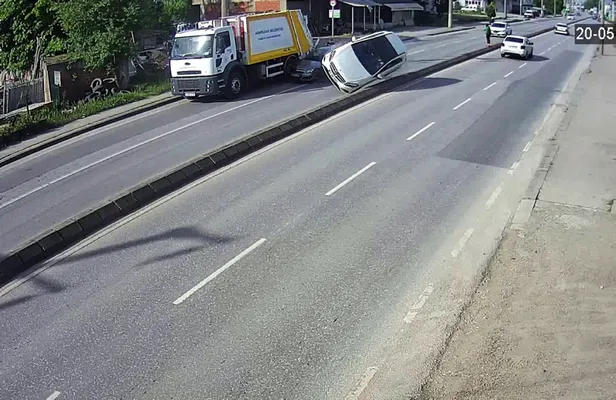 Sakarya'da korkunç kaza! Otomobile çarpıp karşı şeride uçtu: 2 yaralı-2