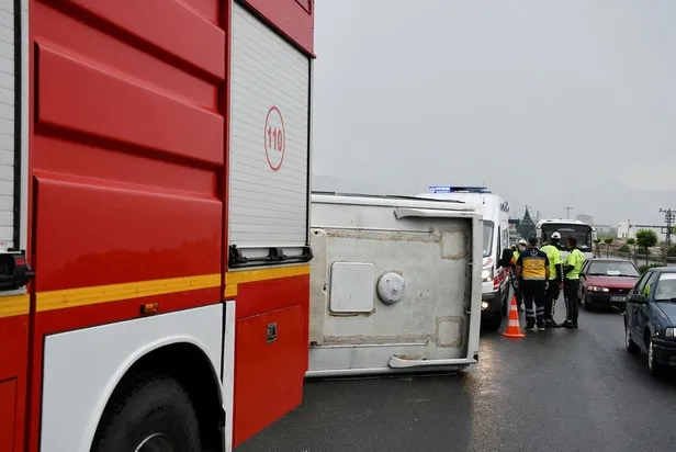 Son dakika: İzmir'de tarım işçileri taşıyan minibüs devrildi: 5 kişi yaralandı-1