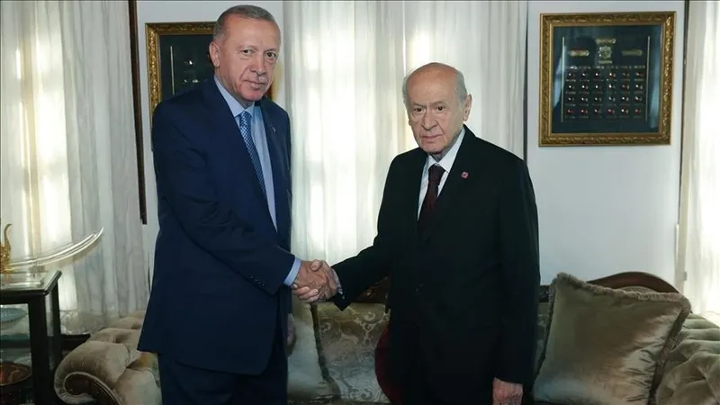 devlet-bahcelinin-imrali-cikisinin-kodlari-bu-riski-neden-aldi-1729665245129.jpeg Başkan Recep Tayyip Erdoğan, MHP Genel Başkanı Devlet Bahçeli'ye ziyarette bulundu (3 Ekim, AA)