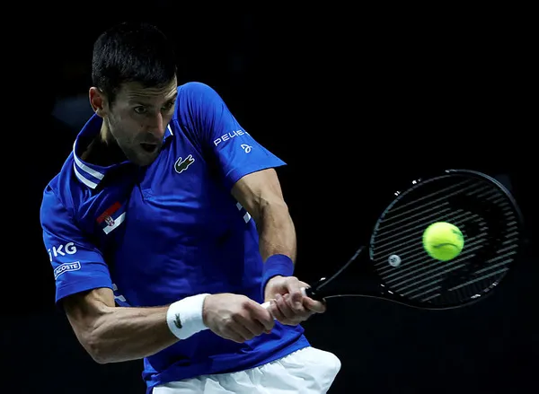 dunya-1-numarasi-sirp-tenisci-novak-djokovic-avustralyaya-giriste-vizesi-iptal-edilerek-multecilerin-kaldigi-otele-gonderildi-1641455663007.jpg