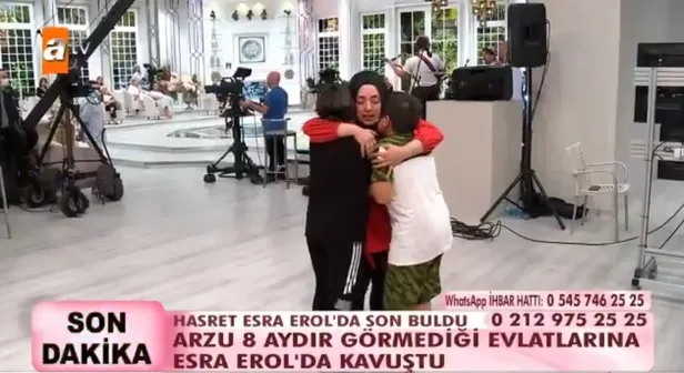 esra-erolda-duygulandiran-anlar-hasret-son-buldu-arzu-ulu-8-aydir-gormedigi-cocuklarina-boyle-sarildi-1601655086945.jpg Esra Erol'da duygulandıran anlar! Hasret son buldu! Arzu Ulu 8 aydır görmediği çocuklarına böyle sarıldı...-4