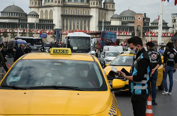istanbulda-turisti-kabul-etmeyen-bos-taksi-trafikten-men-edildi-1634039784531.jpg