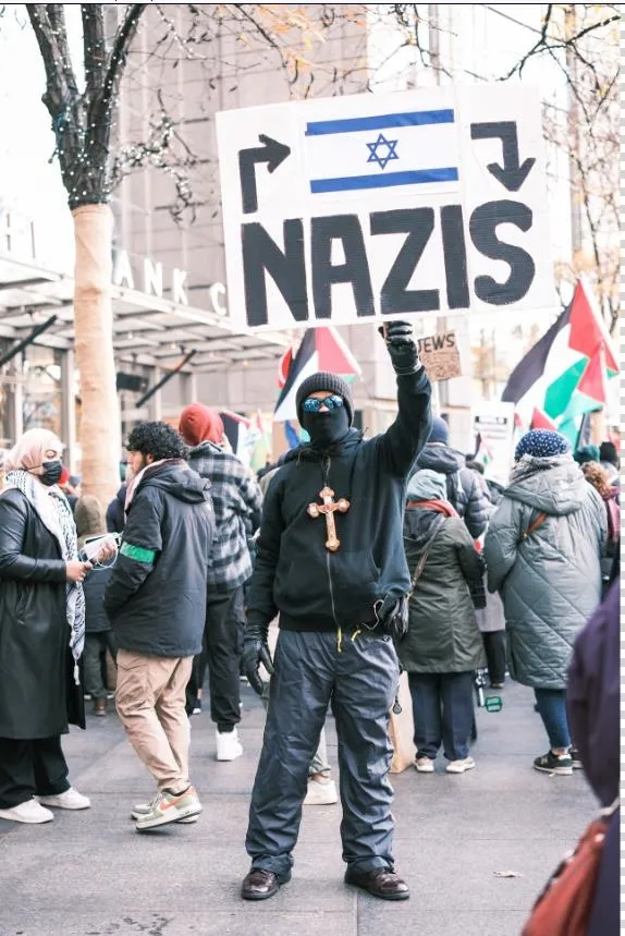 gamali-hac-siyon-yildizi-ve-kan-beyaz-saray-ve-tel-aviv-onu-ariyor-new-yorkta-israil-ordusu-nazidir-pankarti-t-1701438197345.jpeg Gamalı haç, siyon yıldızı ve kan! Beyaz Saray ve Tel Aviv onu arıyor! New York’ta ‘İsrail ordusu Nazi’dir’ pankartı taşıyan gösterici kim?-3