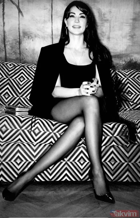 33’lük Burcu Özberk’in süper minisi ile verdiği poz olay oldu! Sosyal medyada hızla yayıldı! Gören dönüp bir daha baktı - 6