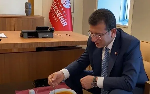 İstanbullu karla mücadele ederken balık keyfi yapan CHP'li İBB Başkanı Ekrem İmamoğlu iş PR'a gelince makamında yemek yedi-5