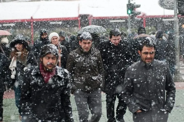 son-dakika-hava-durumu-i-istanbulda-kar-esareti-ne-zaman-bitecek-32-kent-icin-turuncu-alarm-verildi-meteoroloj-1643176210268.jpg