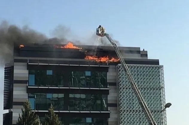 İzmir'de 6 katlı binada yangın!