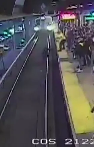 Metroda korkunç anlar!  Raylara düşen adam ölümle burun buruna geldi