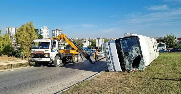 Adana'da işçileri taşıyan servis devrildi: 15 yaralı