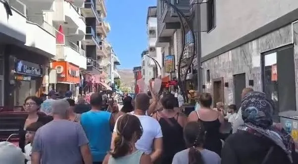 susuz-yaz-1787274753584.jpeg Avşa Adası'nda su kesintisine isyan eden vatandaşlar CHP'li belediyeye tepki göstererek boş bidonlarla eylem yaptı-3