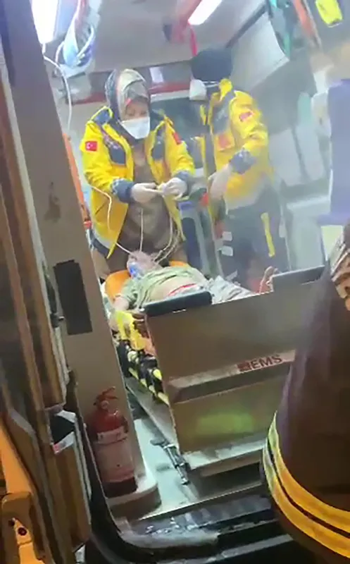 itfaiye-erinden-gorulmemis-fedakarlik-afgan-cocuklara-kendi-oksijen-maskesini-takti-sonrasinda-kalp-krizi-geci-1642411775356.jpg İtfaiye erinden görülmemiş fedakarlık! Afgan çocuklara kendi oksijen maskesini taktı sonrasında kalp krizi geçirdi-8