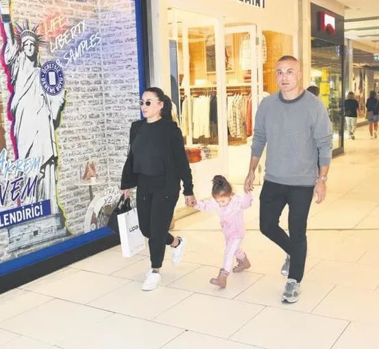 Ömür Gedik'in sahnede zor anları! Frikik vermemek için...-7