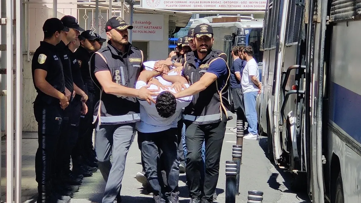 baris-boyun-operasyonunda-45-supheli-adliyeye-sevk-edildi-1781254324707.jpg Barış Boyun operasyonunda yakalanan 45 şüpheli adliyeye sevk edildi-4