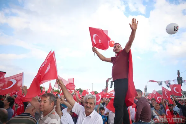 İstanbul'da vatandaşlar Atatürk Havalimanı'na akın etti! Alan doldu taştı - 6