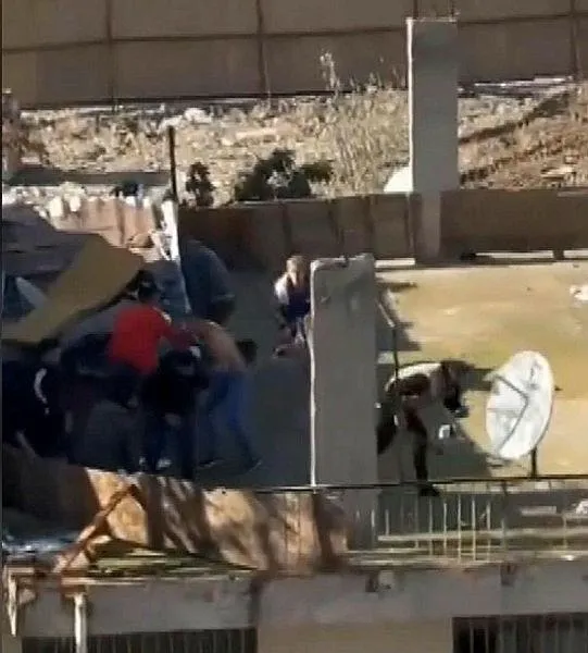 izmiri-teksasa-cevirdiler-16-yasindaki-genc-sevdigi-kizi-vermeyen-aileyle-sokak-ortasinda-catisti-1705304988053.jpeg İzmir'i "Teksas"a çevirdiler! Sevdiği kızı vermeyen aileyle sokak ortasında çatıştı-2