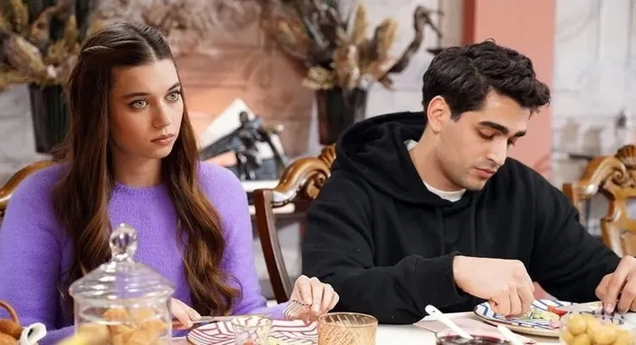 yali-capkini-final-iddiasi-fisilti-gibi-yayildi-isin-altindan-cika-cika-bu-cikti-kanal-biletini-cat-diye-kesiy-1702452208844.jpeg İşin altından çıka çıka bu çıktı! Yalı Çapkını final iddiası fısıltı gibi yayıldı! Kanal o tarihte biletini çat diye kesecek mi?-4