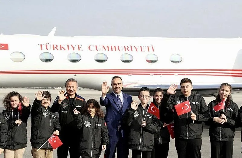 Cumhurbaşkanlığına ait uçakla Ankara Esenboğa Havalimanı'na gelen Gezeravcı'yı burada Sanayi ve Teknoloji Bakanı Mehmet Fatih Kacır karşıladı.