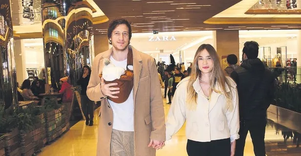 Oyuncu Müge Boz ve eşi Caner Erdeniz önceliği kızları Vina'ya verdi