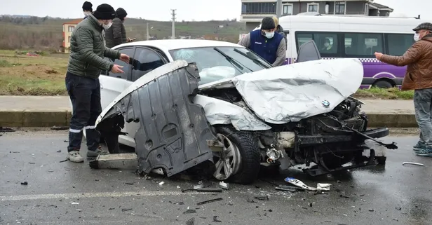 Sakarya'da duble yolda iki lüks araç kafa kafaya çarpıştı: Yaralılar var