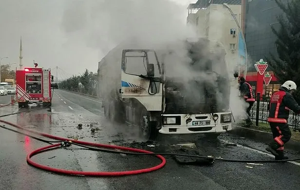 Malatya'da seyir halindeki şeker pancarı yüklü kamyon alev alev yandı-1