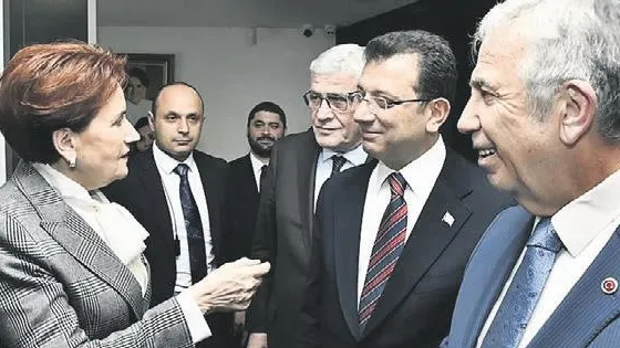 Bacağı kesildi ama o yılmadı: Doktora öğrencisi depremzede Aylin, protezi ile üniversiteye döndü!-6