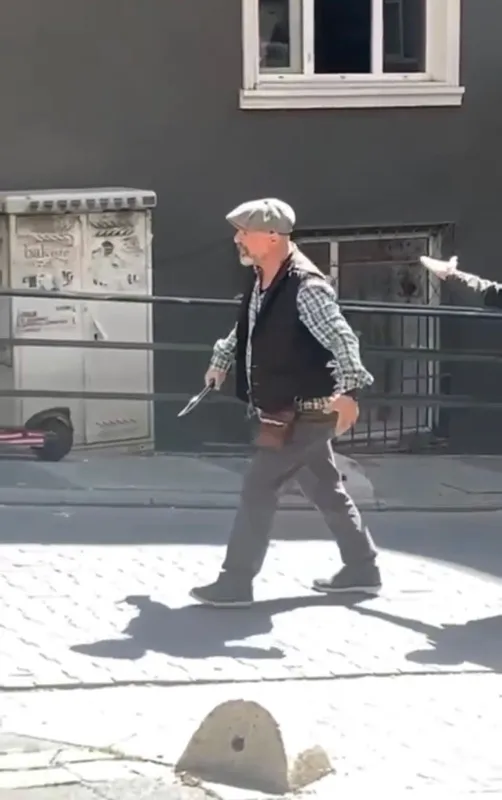 kadikoyde-otomobil-surucusu-ile-kagit-toplayicisi-arasinda-bicakli-tasli-cekicli-kavga-1652860247689.jpg Kadıköy'de otomobil sürücüsü ile kağıt toplayıcısı arasında bıçaklı taşlı çekiçli kavga-3