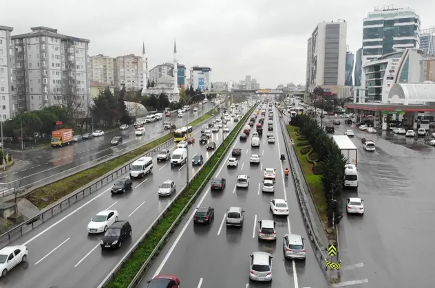 Son dakika: Yola çıkacaklar dikkat! İstanbul'da trafik yoğunluğu yüzde 70'e çıktı