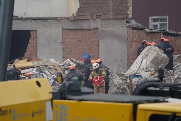 Kartal'daki enkazdan duygulandıran kare! Türk bayrağını temizleyip cebine koydu-4