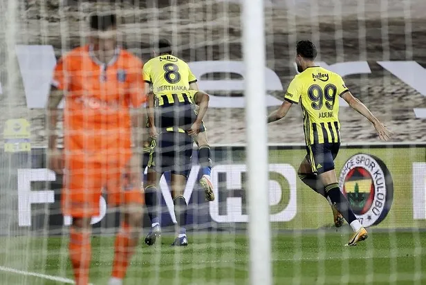 medipol-basaksehir-kadikoyde-kizardi-ms-fenerbahce-4-1-basaksehir-1608746815548.jpeg