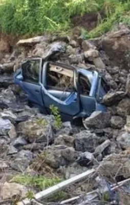 İstinat duvar çöktü: Araçlar altında kaldı
