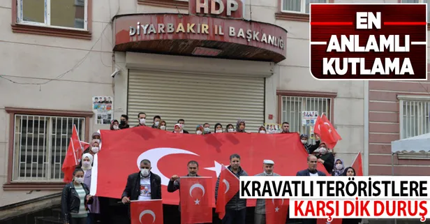Diyarbakır Anneleri 29 Ekim Cumhuriyet Bayramı'nı İstiklal Marşı okuyarak kutladı