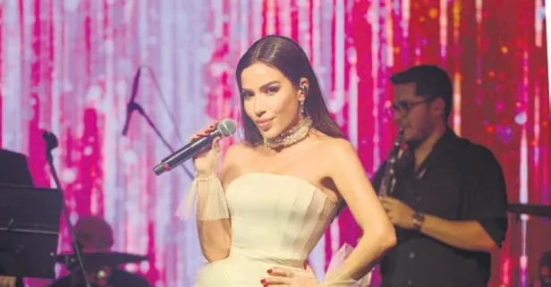 Burcu Güneş yeni yılı Çeşme'de hayranlarıyla karşıladı!