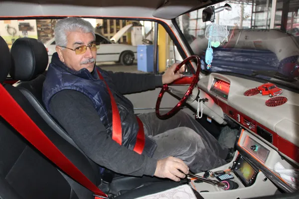 oto-elektrik-ustasi-cem-yilmazin-da-ilgilendigi-1975-model-murat-124-otomobilini-100-bin-liraya-satiyor-1607149753538.jpg