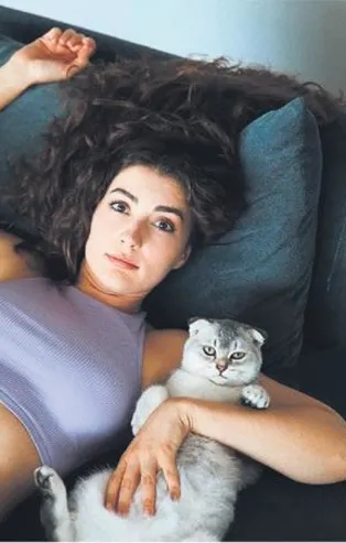 Burcu Özberk verdiği pozla Instagram'ı renklendirdi