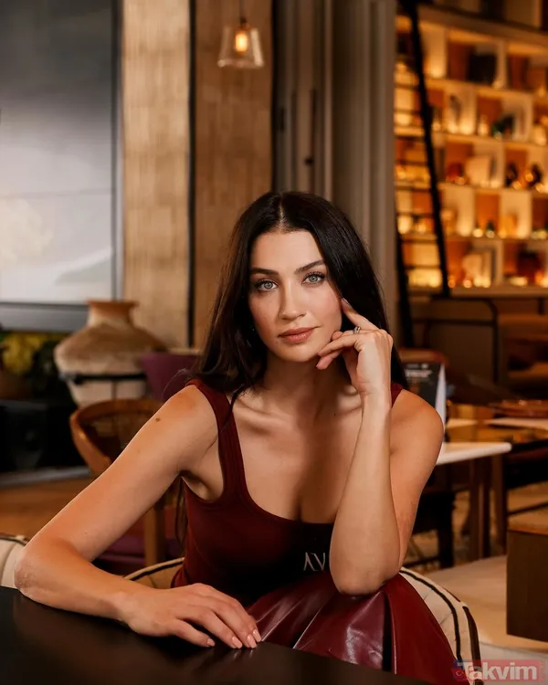 Eşref Rüya’nın ağır ablası Ceren Benderlioğlu’na bakın! Çocukluk fotoğrafıyla sosyal medyada çok konuşuldu - 12