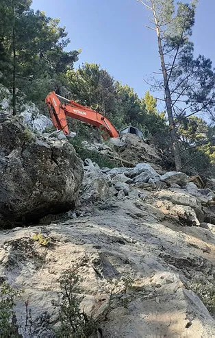 Antalya'da yol yapım çalışması sırasında patlama! 1 çocuk öldü, 1 çocuk yaralandı