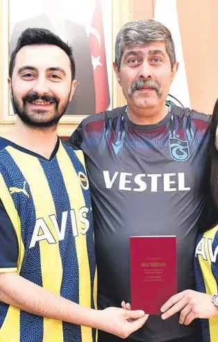 Gümüşhane'de ilginç nikah! Fenerbahçeli formasıyla masaya oturan çifte belediye başkanından sürpriz
