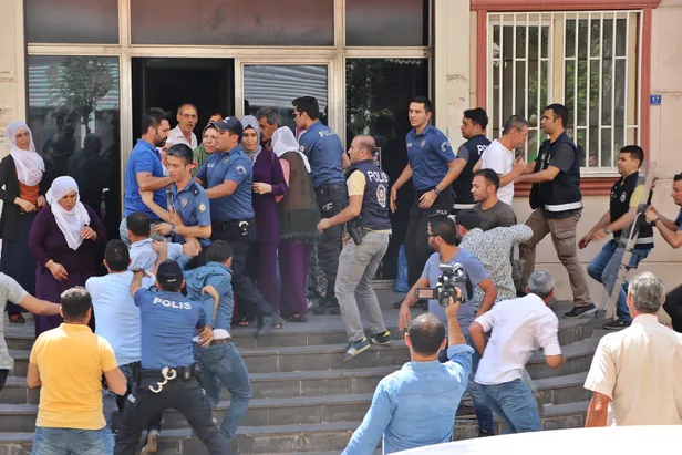 HDP'liler'den oğlu için eylem yapan anneye çirkin saldırı! Hacire Akar: Cenazem buradan çıksa ben kalkmam-1