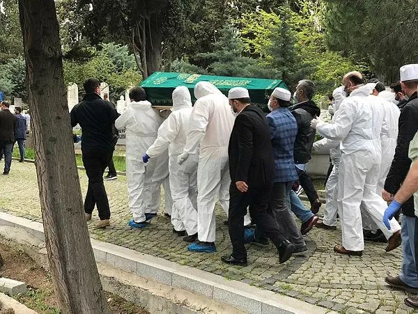 koronavirus-nedeniyle-hayatini-kaybeden-omer-dongeloglu-son-yolculuguna-ugurlandi-1588521008212.jpeg