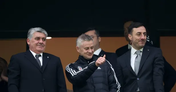 Ole Gunnar Solskjaer tribünde! Tüpraş Stadyumu'nda tarftarı selamladı