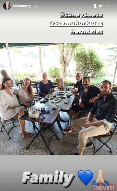 Fadik Sevin Atasoy'un Cüneyt Mete Ve Eşi Şeyma Korkmaz'ın Da Aralarında Bulunduğu Arkdaş Grubuyla Verdiği Poza 'Aile' Notunu Düşmesi De Dikkat Çekti.
