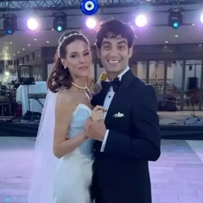 Güldür Güldür’ün Onur Buldu’nun sessiz sedasız evlendiği öğretmen eşine bakın! Kızının annesi hayran bıraktı: “Çok güzel bir aile”-18