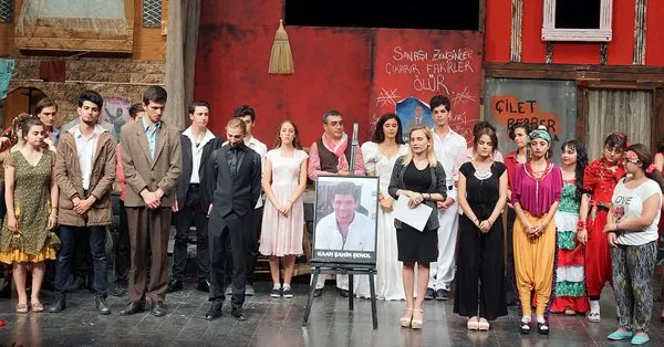 Kazada Olen Gencin Diplomasi Tiyatro Sahnesinde Verildi Takvim