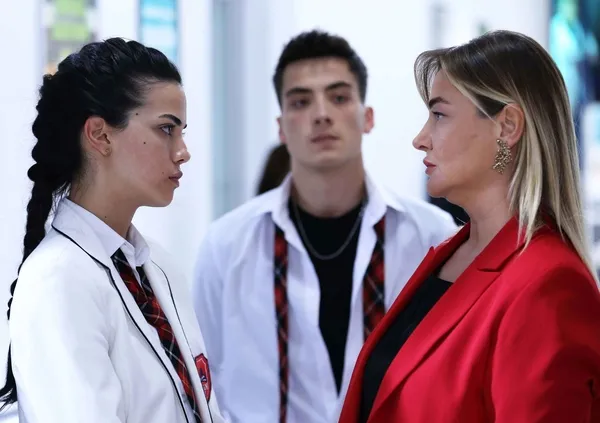 kardeslerim-71-bolum-fragmani-evi-terk-ediyorum-sizde-kalabilir-miyim-1670166467036.jpg Kardeşlerim 71. bölüm fragmanı: "Evi terk ediyorum. Sizde kalabilir miyim?"-6